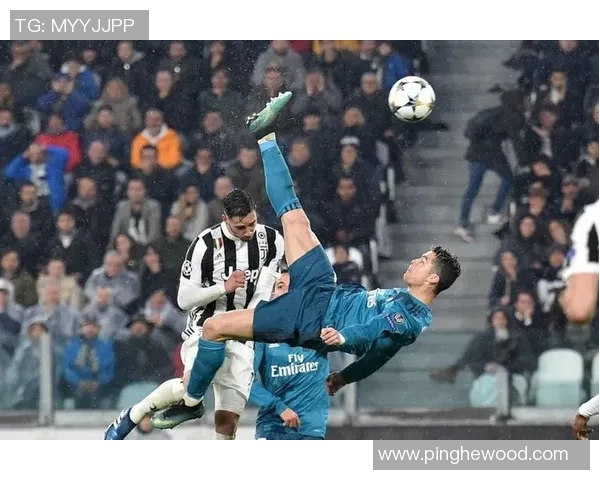 球迷疯狂冲进场内夺C罗球衣引发欧冠赛场奇观