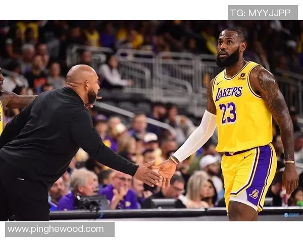 热火与湖人对决詹姆斯精彩集锦回顾展现传奇球员的巅峰时刻